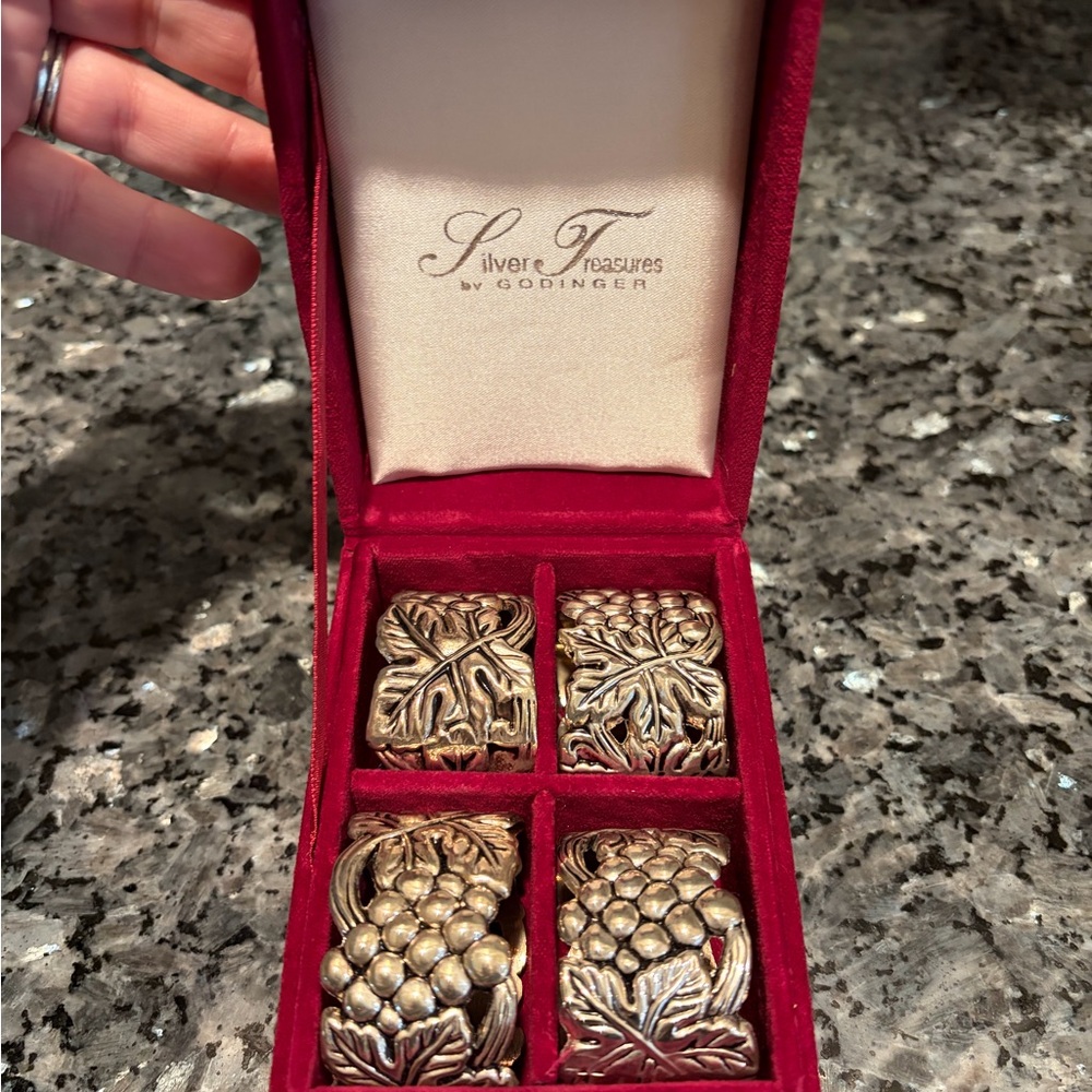 Godinger Silver Grape Leaf Napkin Rings, Set of 4 in box